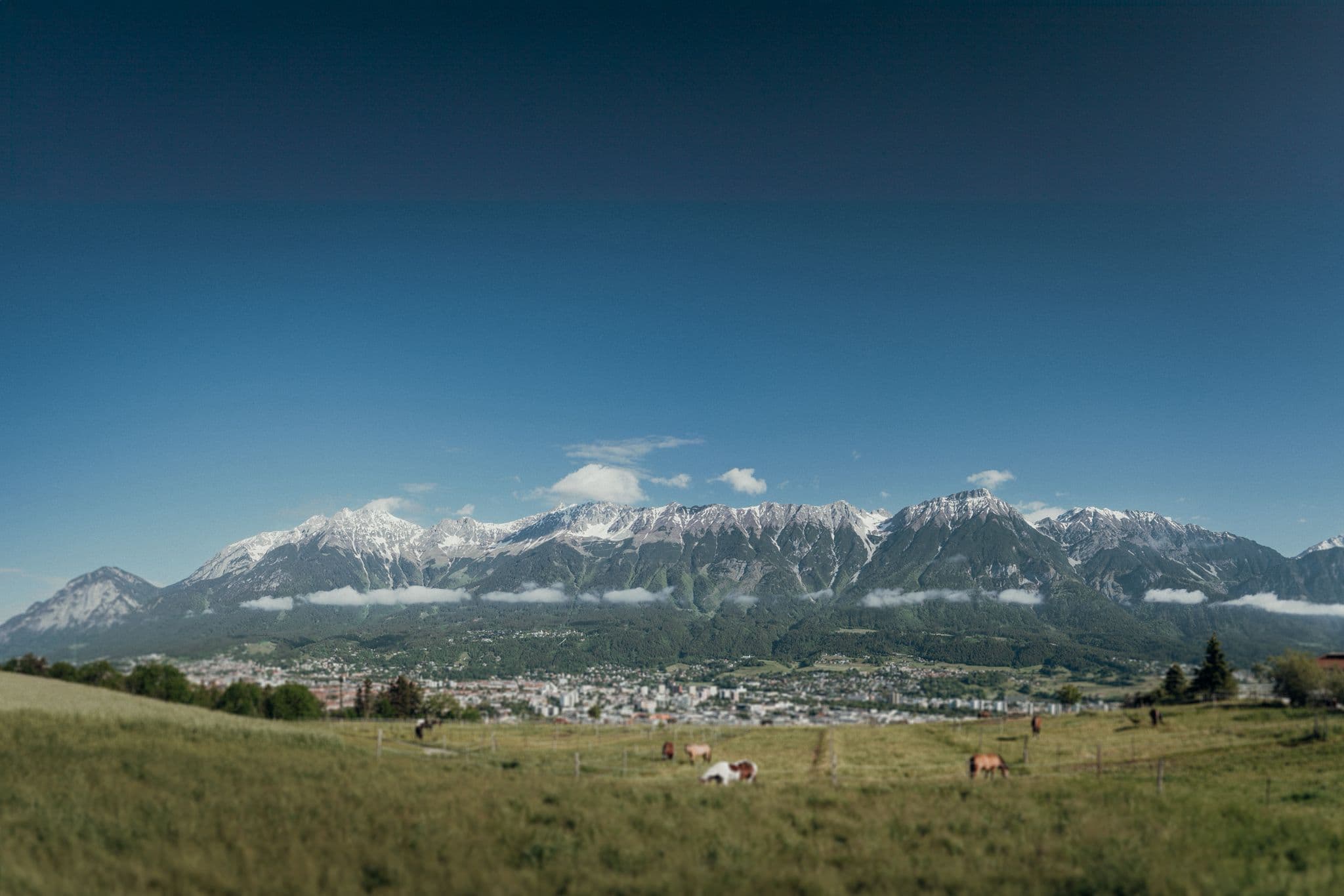 Blick auf Innsbruck und die Tiroler Berge
